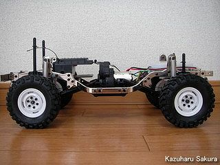 Axial(アキシャル)・SCX10・ジープ ラングラー G6 製作記 ～ SCX10 と ソウバック（SAWBACK） のシャーシ比較 ～ ソウバック（SAWBACK）の左側面